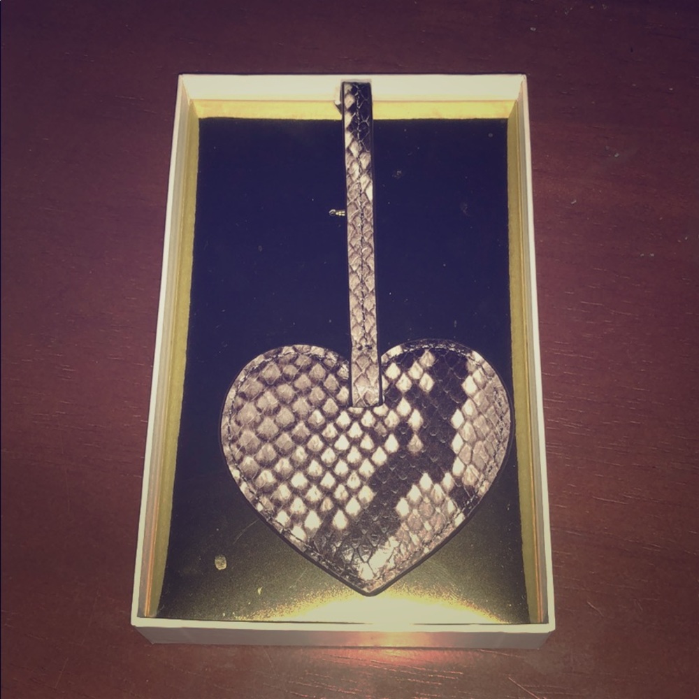 Michael Kors luggage tag color natural snakeskin